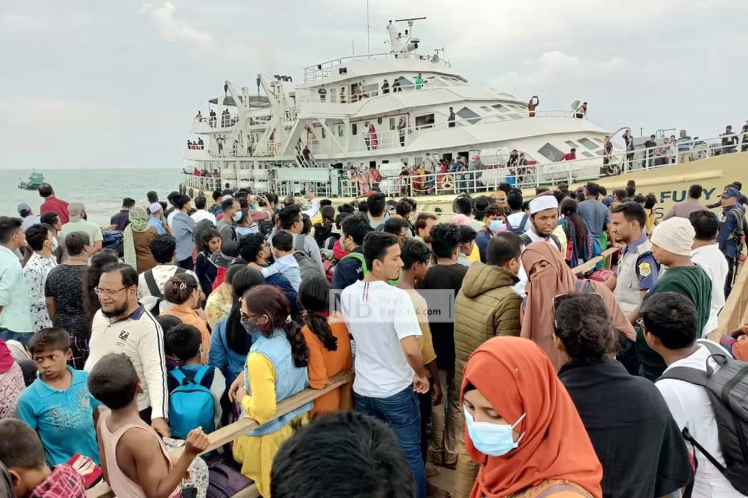 সেন্ট মার্টিন থেকে ফিরছেন আটকাপড়া পর্যটকরা