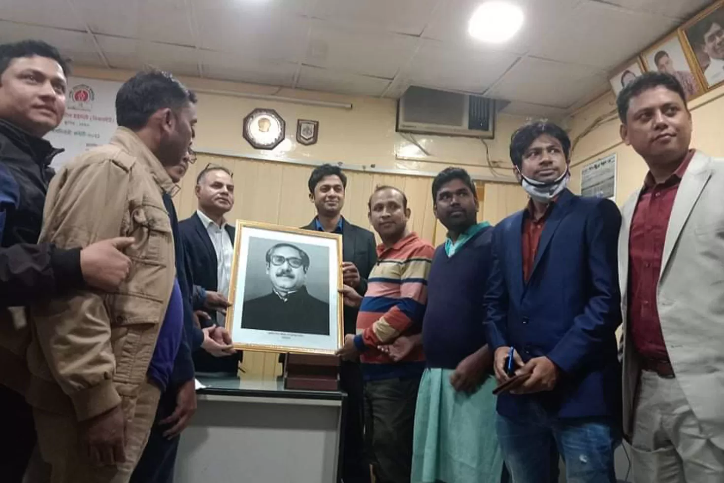 ডিআরইউতে বঙ্গবন্ধুর ছবি টানানো নিয়ে হট্টগোল