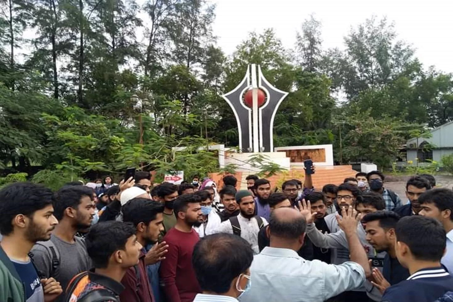 ট্রাকচাপায়-বিশ্ববিদ্যালয়-শিক্ষার্থীর-মৃত্যু