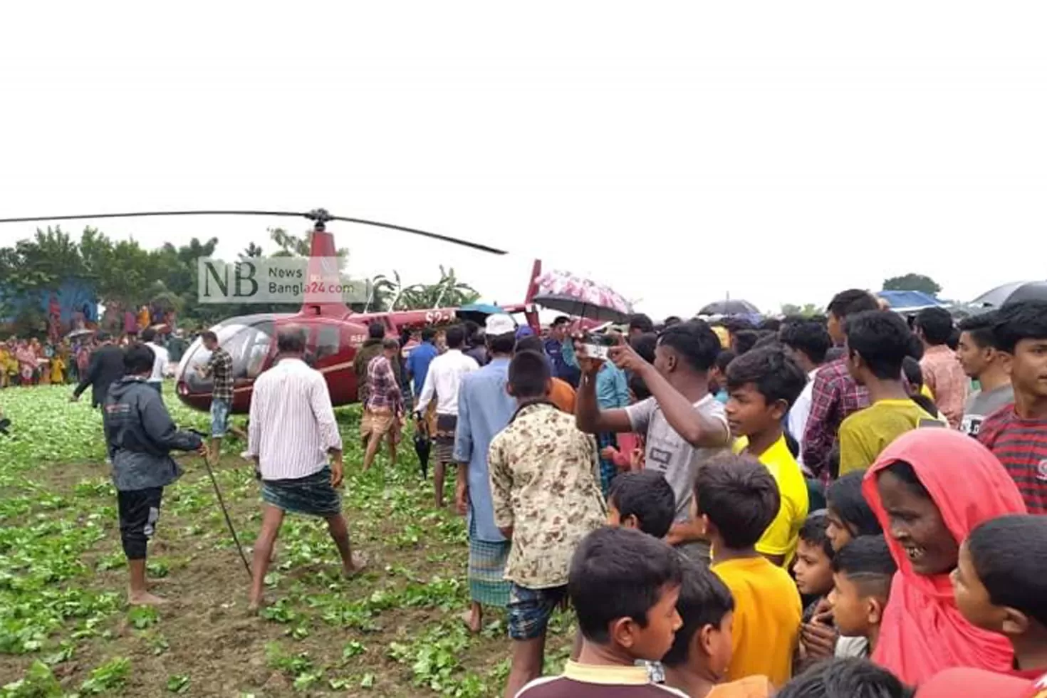 ফসলি জমিতে হেলিকপ্টার নামালেন চেয়ারম্যান প্রার্থী 