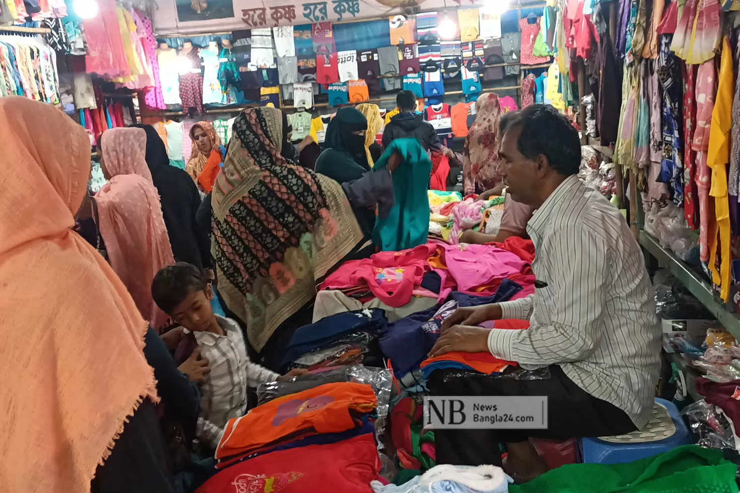 গরম কাপড়ের দোকানে মানুষের ভিড়