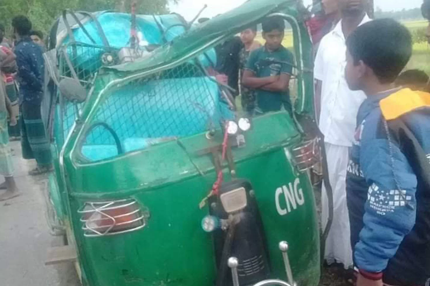 চলন্ত গাড়ির ওপর বিদ্যুতের খুঁটি পড়ে যাত্রী নিহত