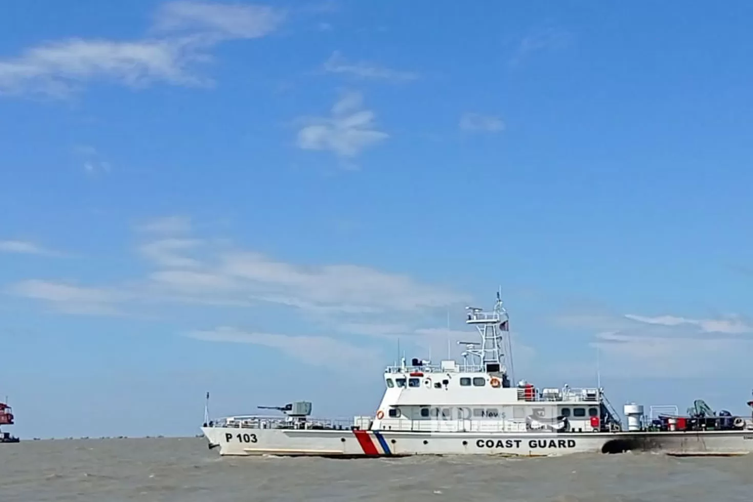 সাগরে ইঞ্জিন বিকল, বোট থেকে উদ্ধার ১৮ ক্রু 