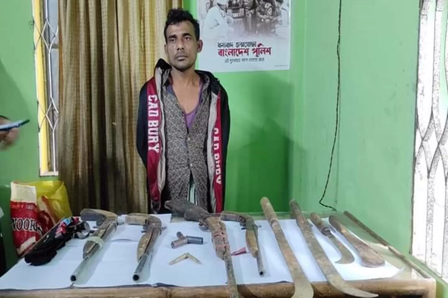 অস্ত্রসহ যুবক আটক