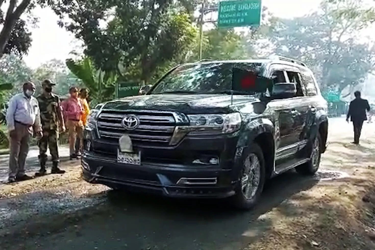 গাড়ি চালিয়ে ভারত গেলেন প্রতিমন্ত্রী শাহরিয়ার