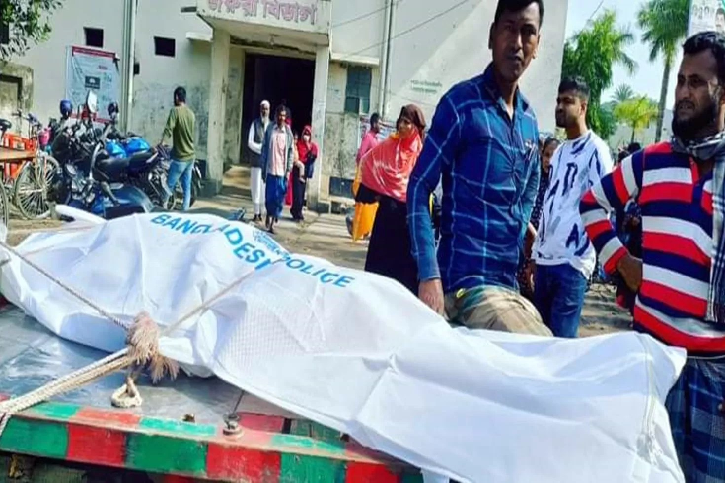 ঘরে মায়ের মরদেহ, পাশে কাঁদছিল দুই শিশু