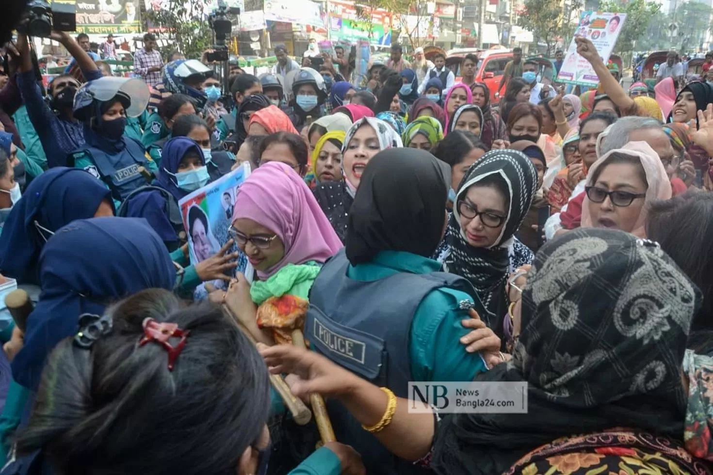 মহিলা-দলকে-রাস্তায়-নামতে-দিল-না-পুলিশ