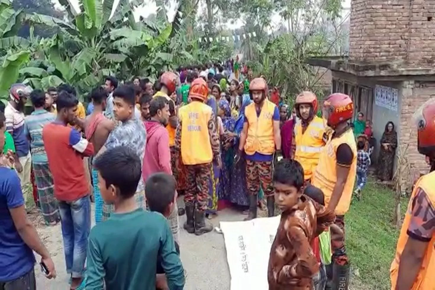 দৌড়ে রাস্তা পার হতে গিয়ে বাসচাপায় শিশু নিহত