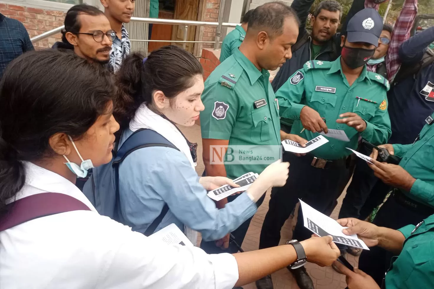 এবার রামপুরায় লিফলেট বিলি শিক্ষার্থীদের