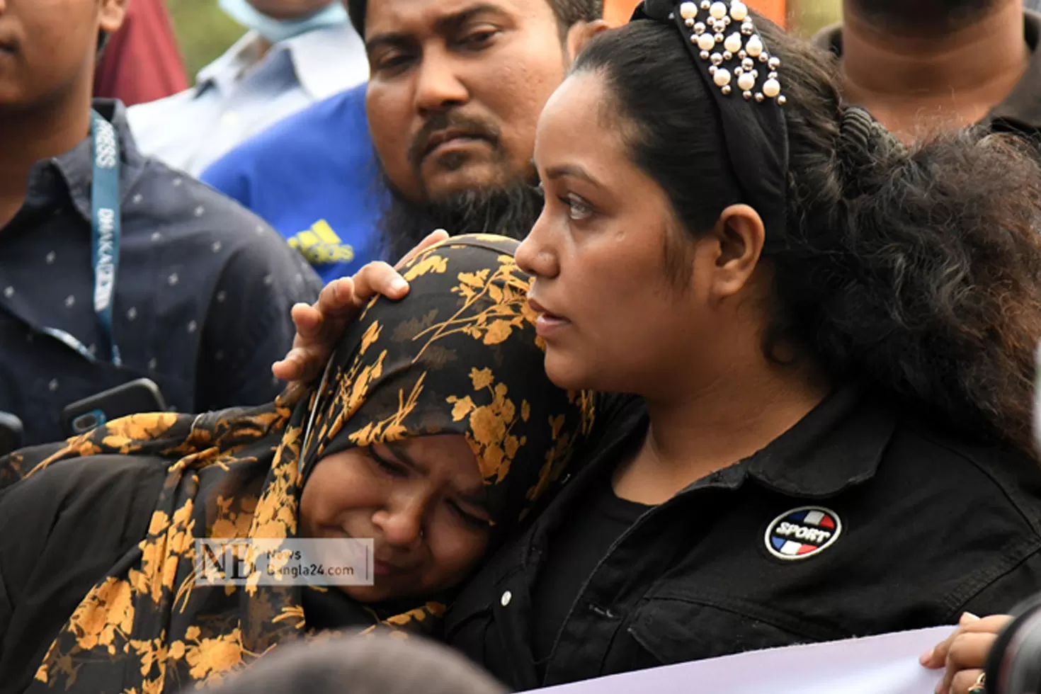 শহীদ-মিনারে-সন্তানহারা-মা-বাবার-কান্না