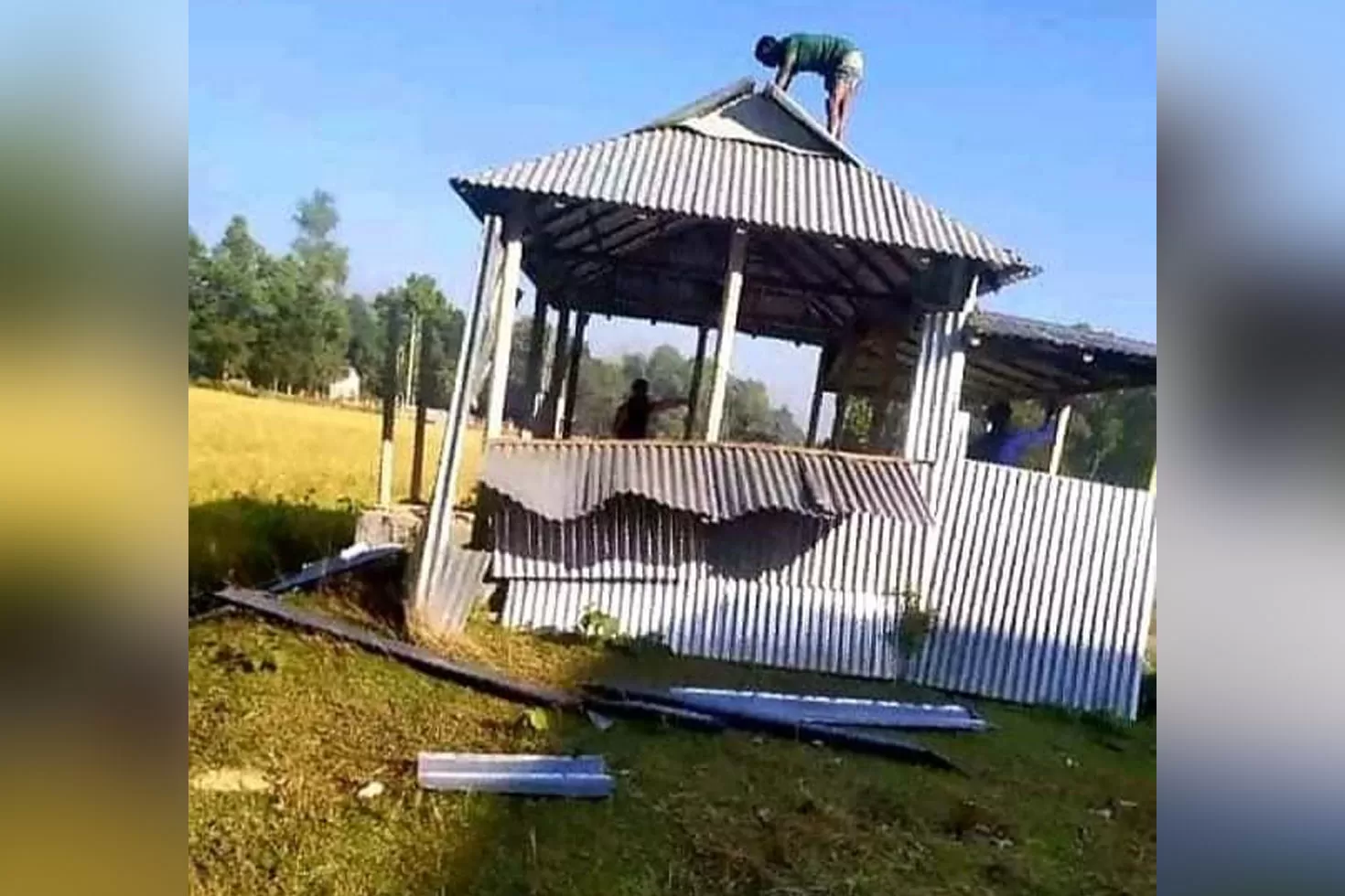 নির্বাচনে হেরে মসজিদ ভেঙে নিলেন সাবেক চেয়ারম্যান
