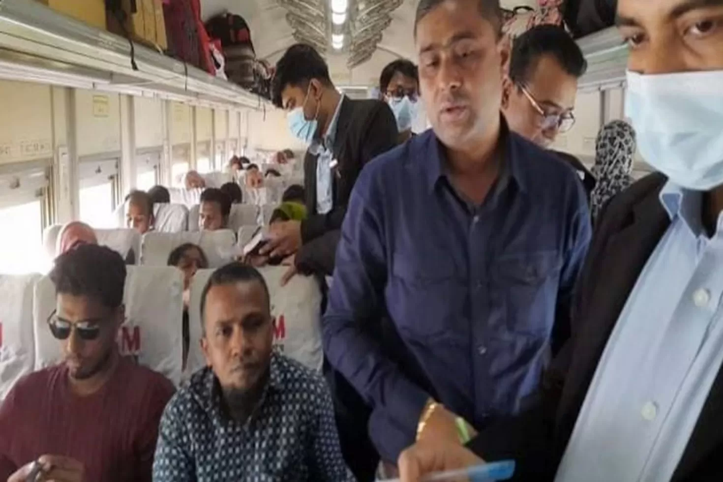 ট্রেনে বিনা টিকিটে ভ্রমণ: ৩ লক্ষাধিক টাকা জরিমানা