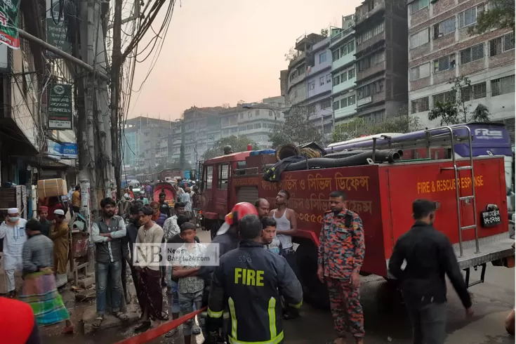 বংশালে জুতার গুদামে আগুন