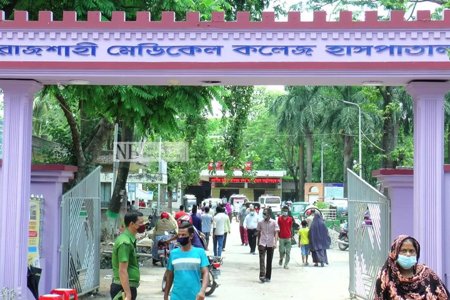 রাস্তায় দাঁড়িয়ে থাকা বাবা-ছেলেকে পিষে দিল ট্রাক