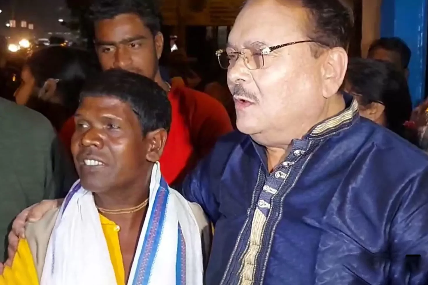 কাঁচাবাদাম বিক্রেতাকে ২০ হাজার টাকা দিলেন বিধায়ক