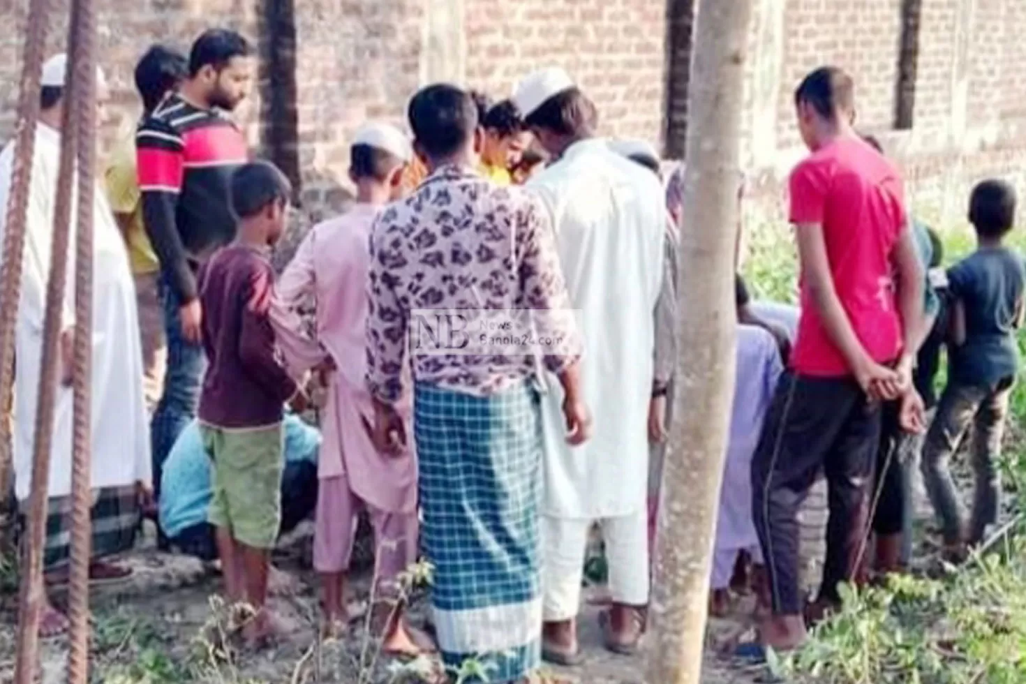 মসজিদের-পাশে-ইটচাপা-দেয়া-নবজাতকের-মরদেহ
