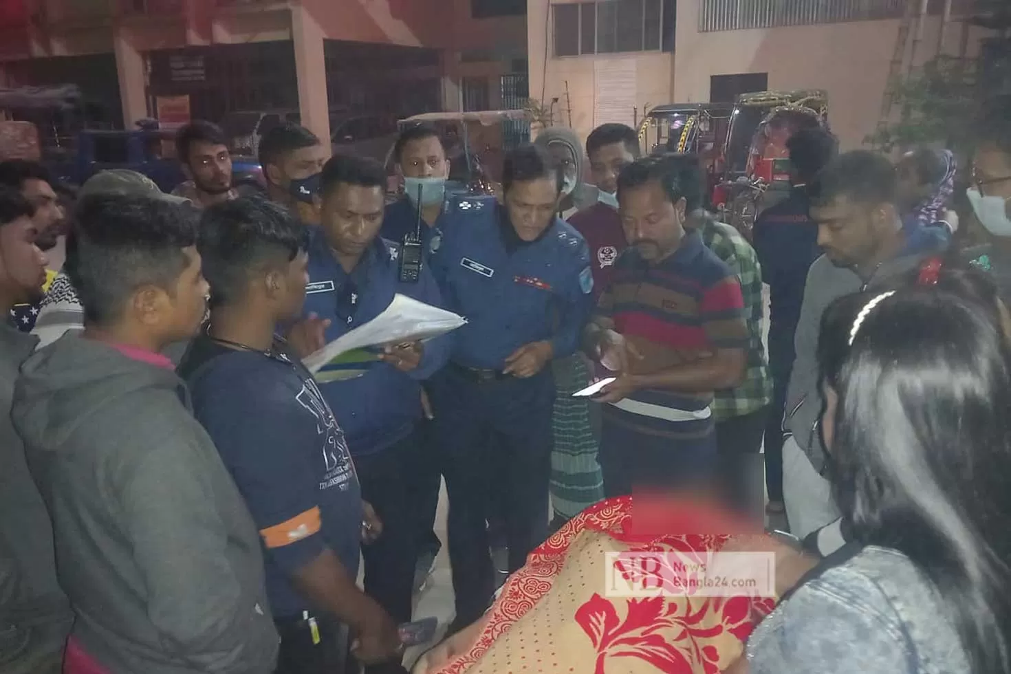 ভবনের নিচে ফুল বিক্রেতার রক্তাক্ত মরদেহ