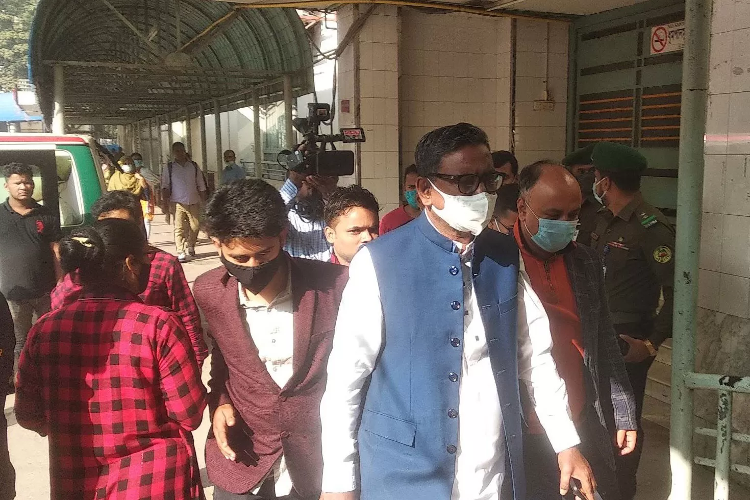 কাদেরকে-দেখতে-হাসপাতালে-নেতা-কর্মীরা