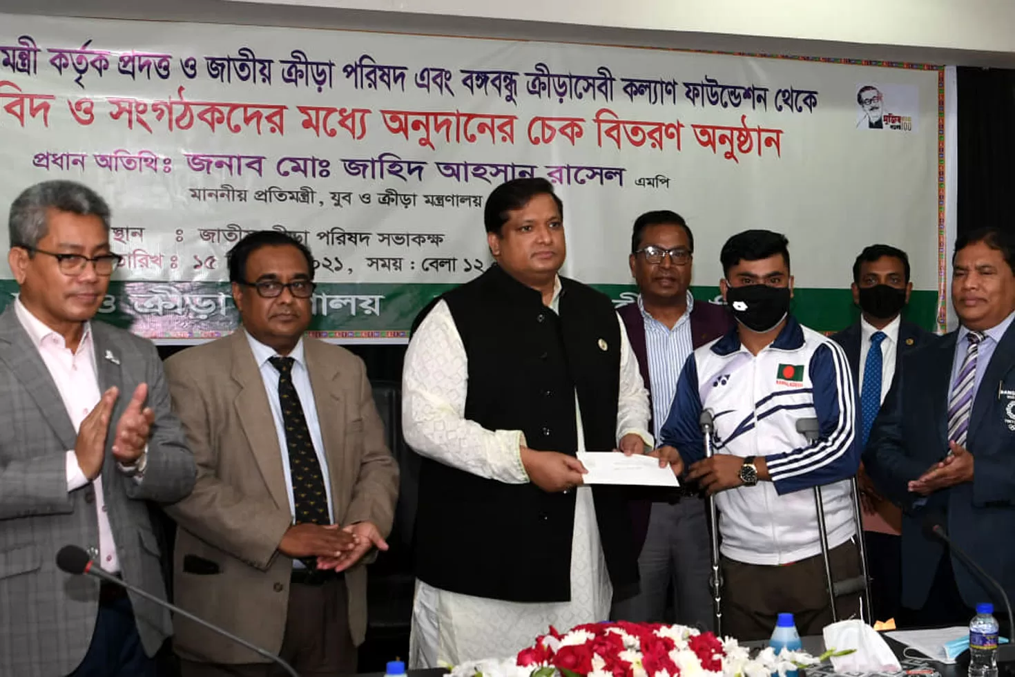 ক্রীড়াবিদ-ও-সংগঠকদের-চেক-দিলেন-ক্রীড়া-প্রতিমন্ত্রী