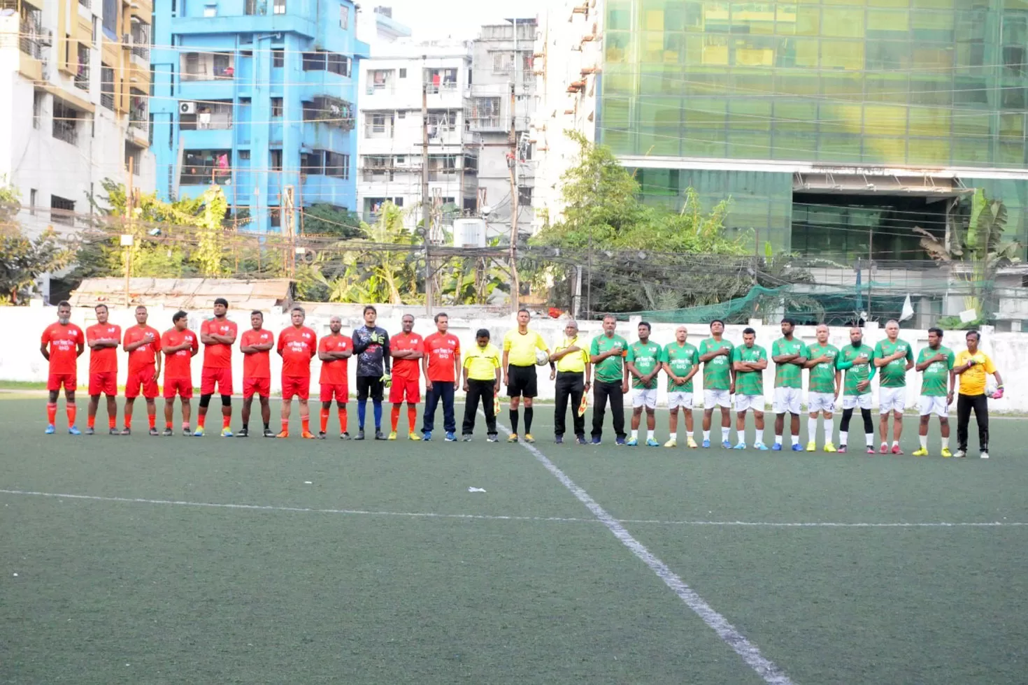 লাল-সবুজের লড়াই সমানে সমান