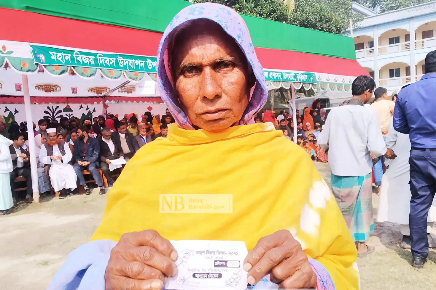 বীর মুক্তিযোদ্ধার স্ত্রীর হাত থেকে ফুল কেড়ে নেয়ার অভিযোগ