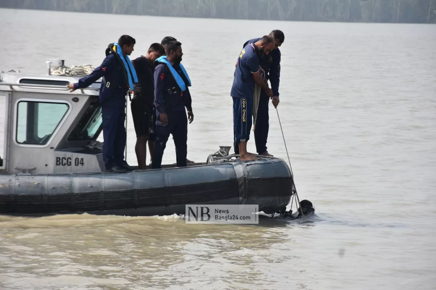 মোংলায় ডুবে যাওয়া বাল্কহেডে বাবুর্চির মরদেহ
