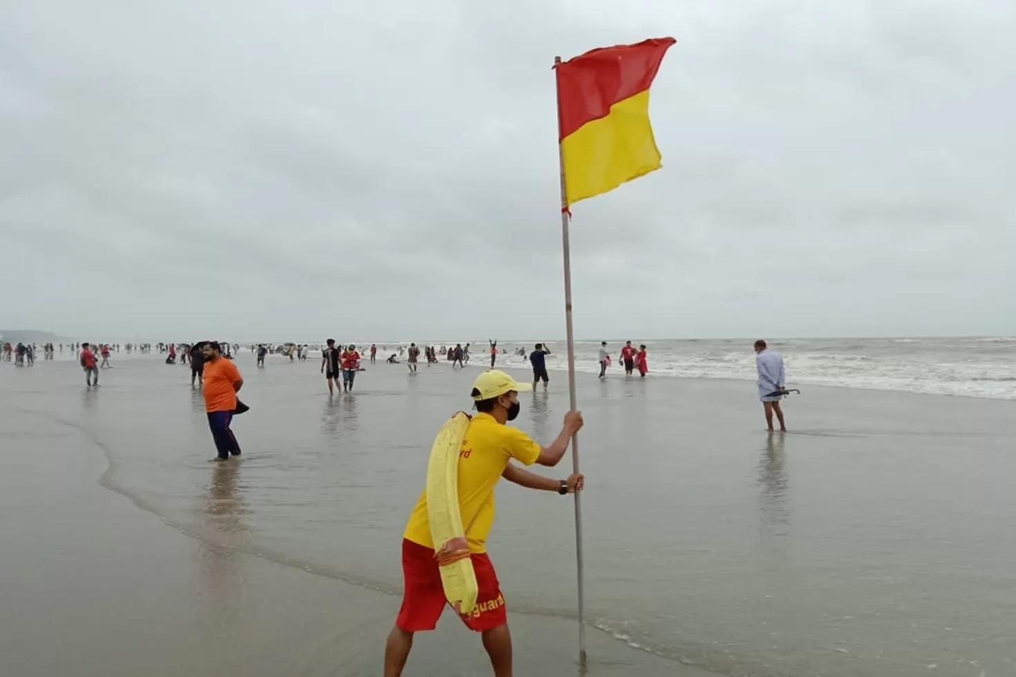 বন্ধ হচ্ছে সৈকতের লাইফগার্ড সেবা