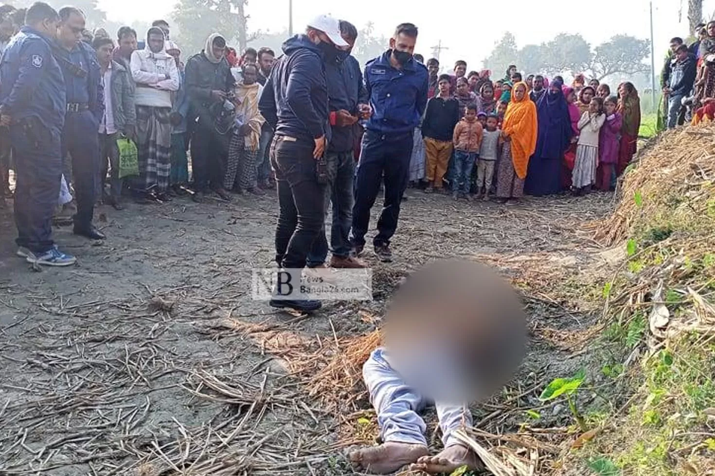 রাস্তার পাশে যুবকের রক্তাক্ত মরদেহ