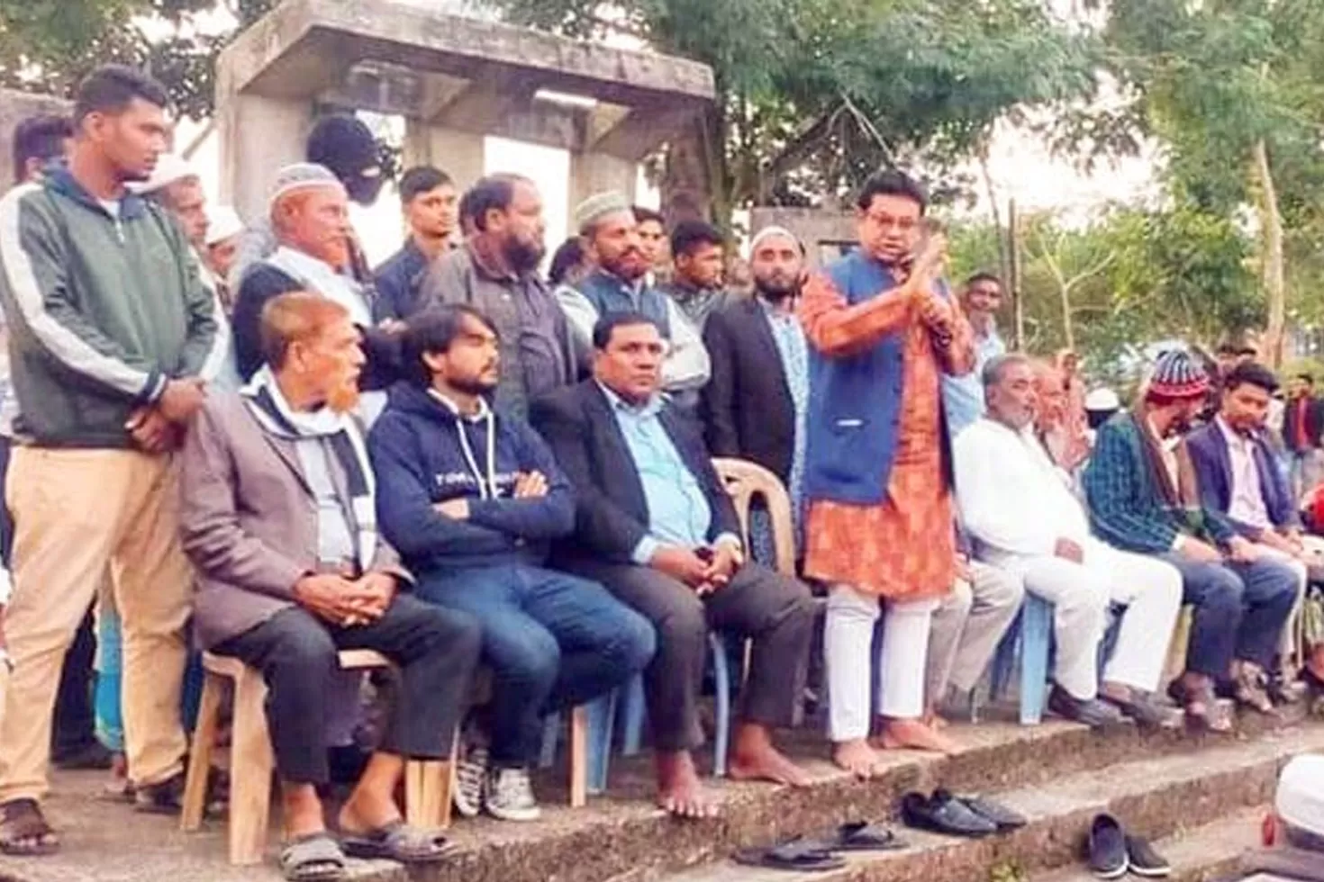 শহীদ বে‌দিতে জুতা পরে নৌকা প্রার্থীর নির্বাচনি সভা