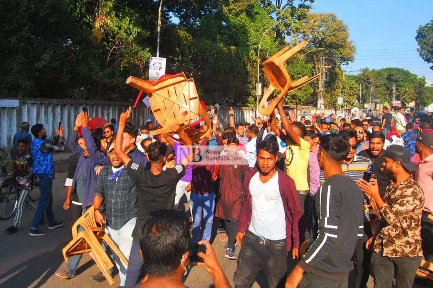 সিলেটে বিএনপির সমাবেশে চেয়ার ছোড়াছুড়ি, ভাঙচুর 

