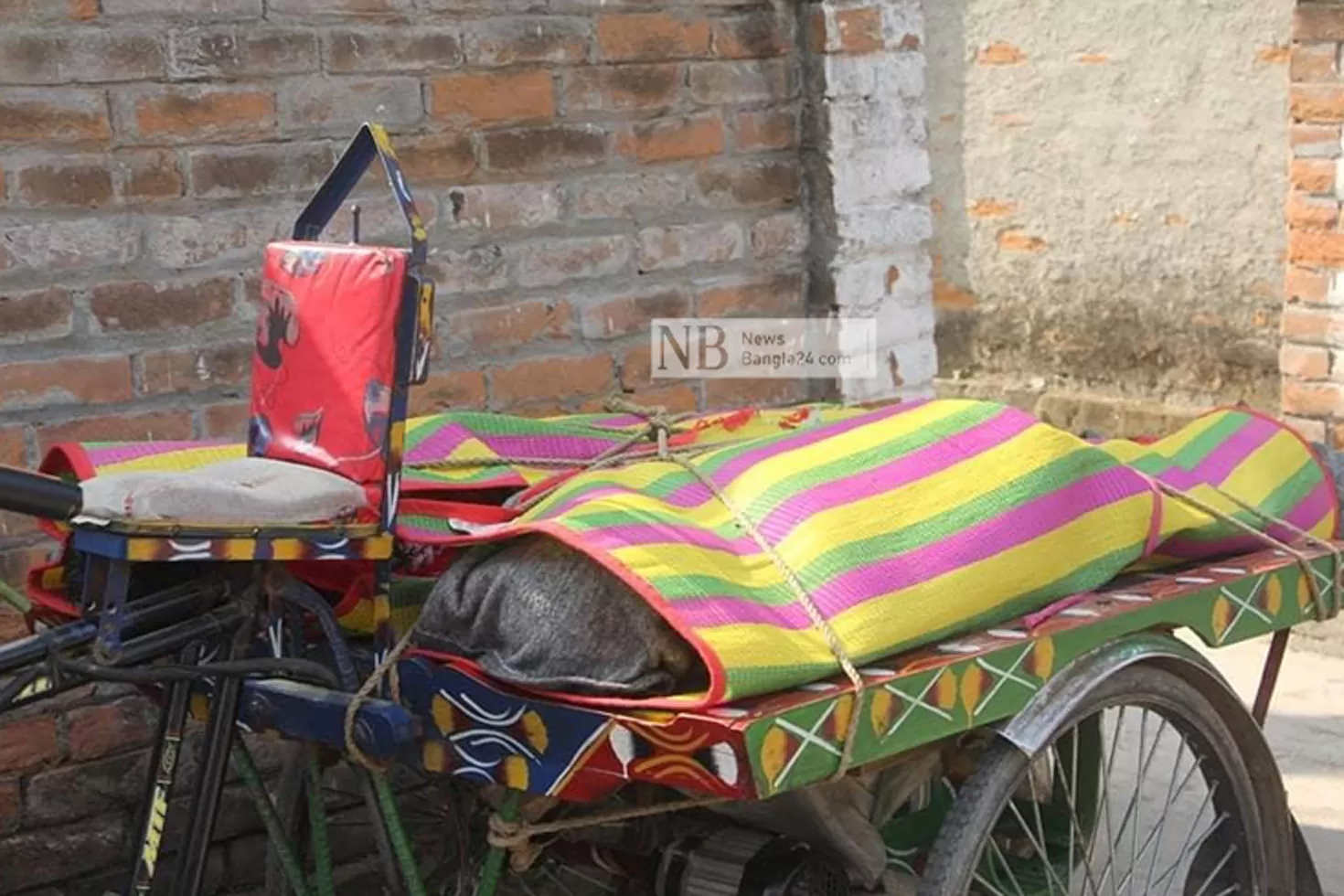 স্ত্রীর মরদেহ চৌকিতে, রশিতে ঝুলন্ত স্বামী