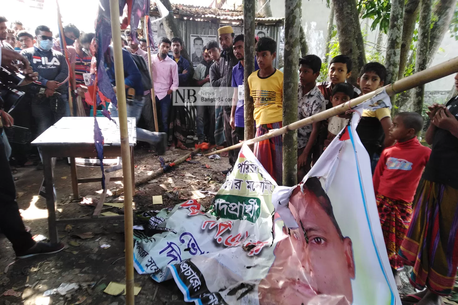 নৌকার সমর্থকদের অস্ত্রের মহড়ার অভিযোগ, পাল্টা অভিযোগ আ.লীগ প্রার্থীর