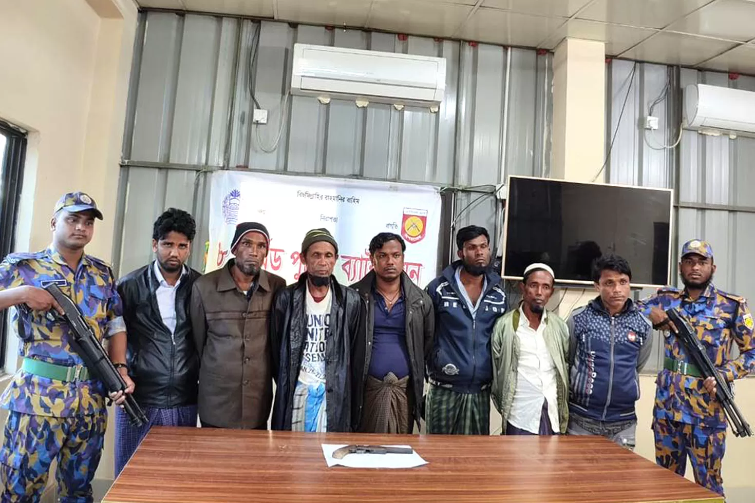 অপহৃত তিন রোহিঙ্গা উদ্ধার, অস্ত্রসহ আটক ৭