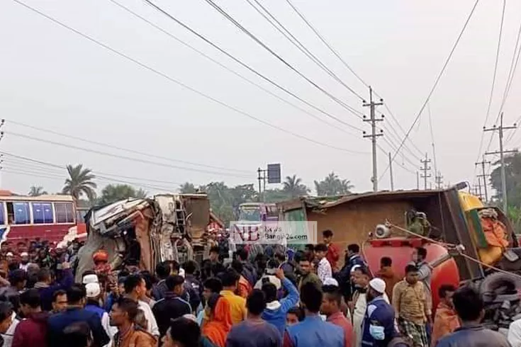 বিকল ট্রাকে বাসের ধাক্কায় ২ যাত্রী নিহত