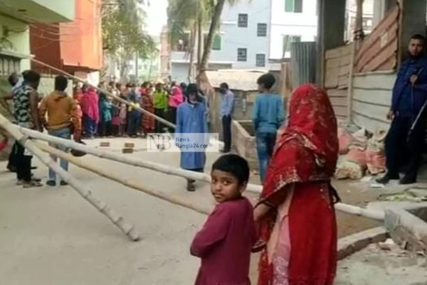 নির্মাণাধীন ভবন থেকে শাবল পড়ে পথচারীর মৃত্যু