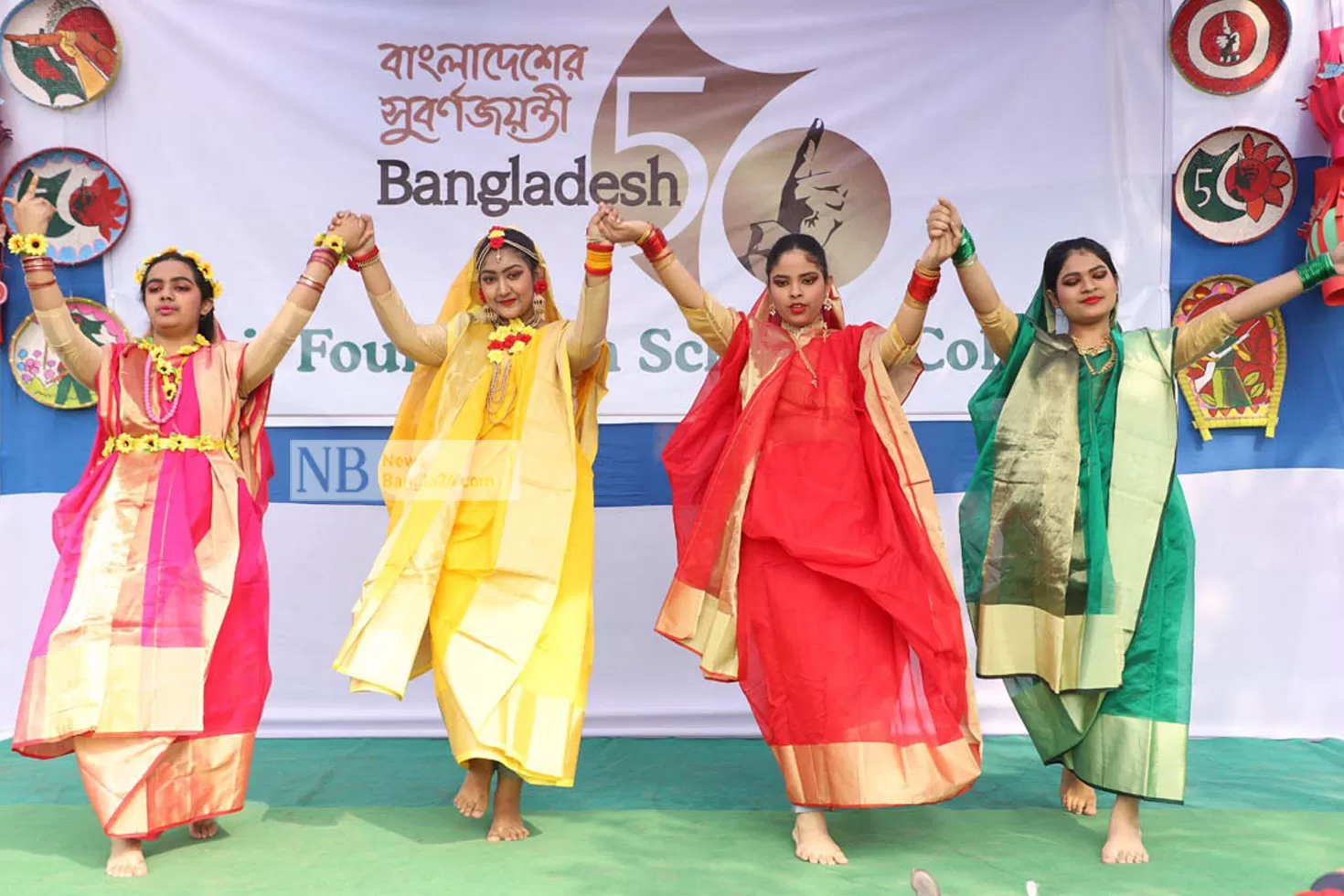 উত্তরায় আকিজ ফাউন্ডেশন কলেজে পিঠা উৎসব