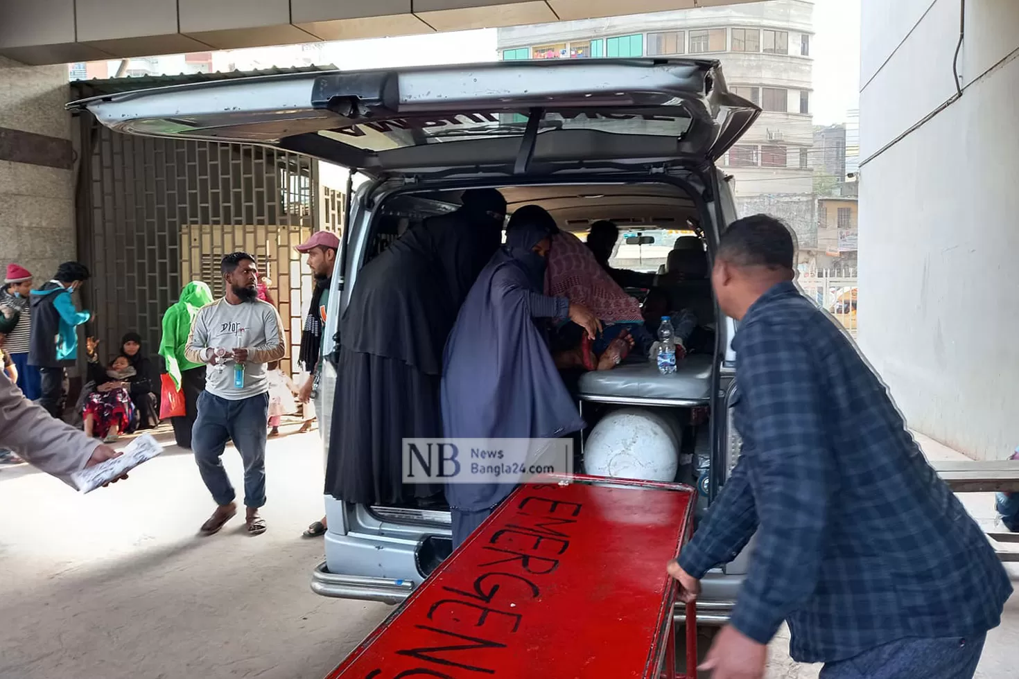 লঞ্চে আগুন: দগ্ধ-আহতদের রাষ্ট্রীয় খরচে চিকিৎসার দাবি