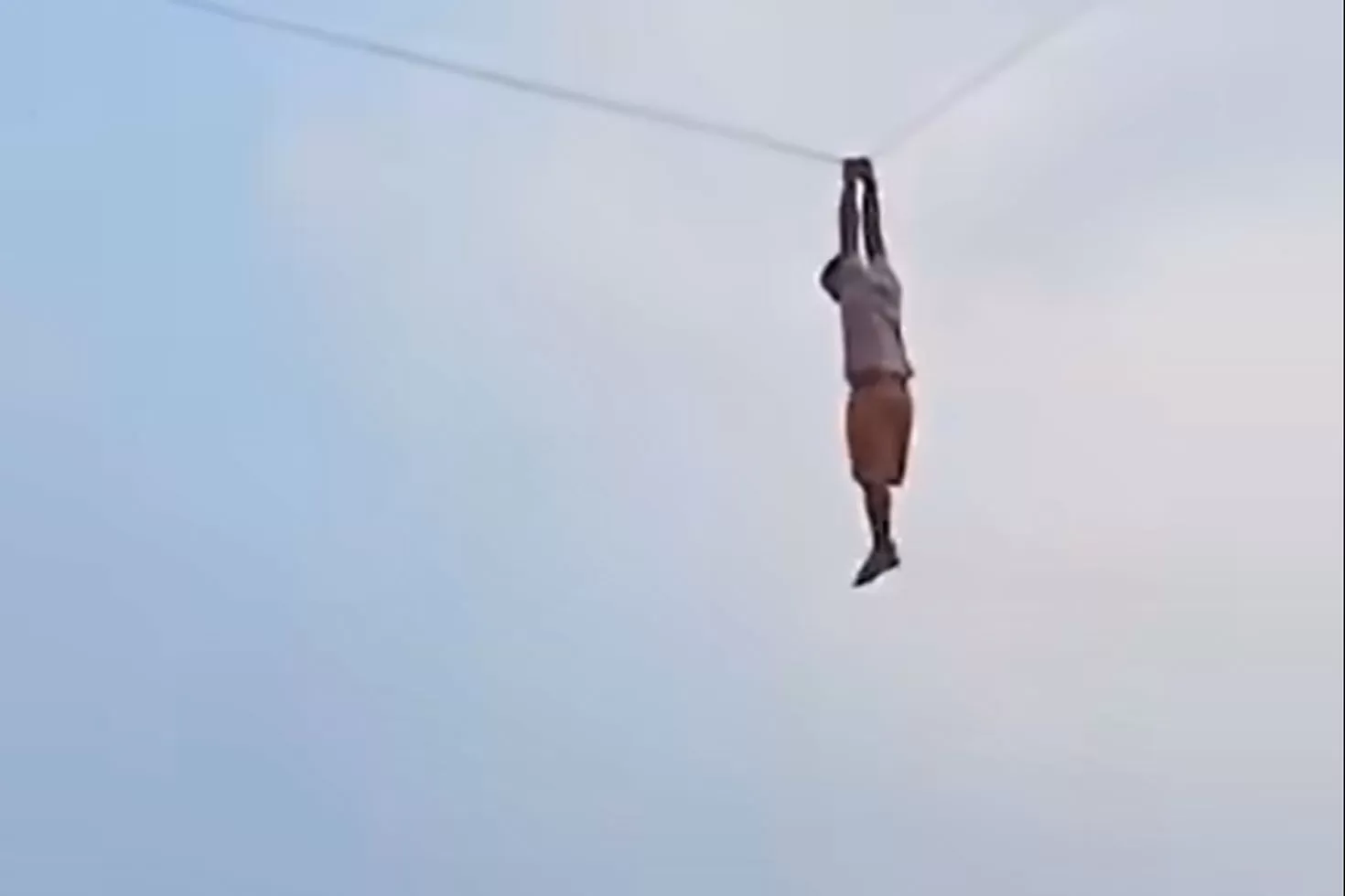 ঘুড়ির রশি ধরে ৩০ ফুট উচ্চতায় যুবক