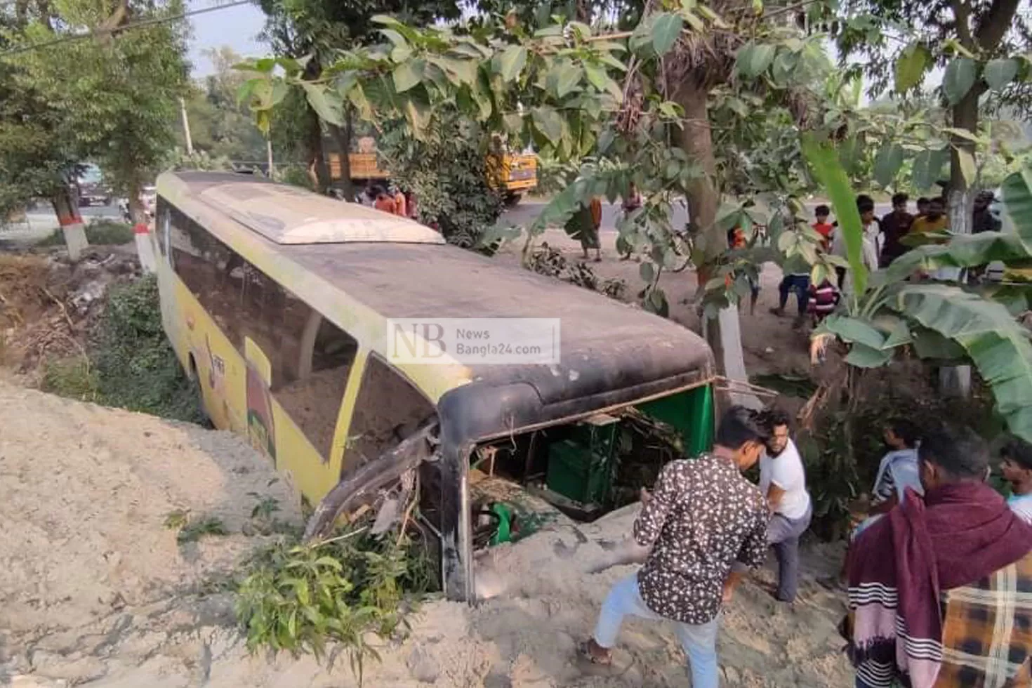 বাস খাদে পড়ে যুবক নিহত, আহত ১০