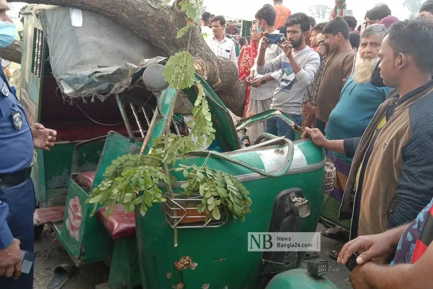 চলন্ত গাড়ির ওপর গাছ পড়ে শিক্ষার্থী নিহত