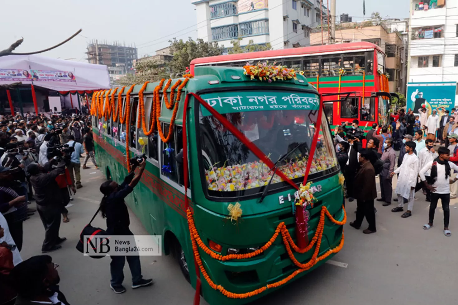 পুরোনো বাস, আগের মতো‌ই যত্রতত্র যাত্রী নামানো