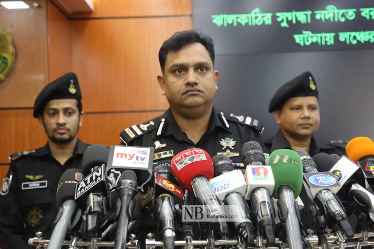 নোঙর না করেই পালান স্টাফরা, ভাসতে থাকে জ্বলন্ত লঞ্চ