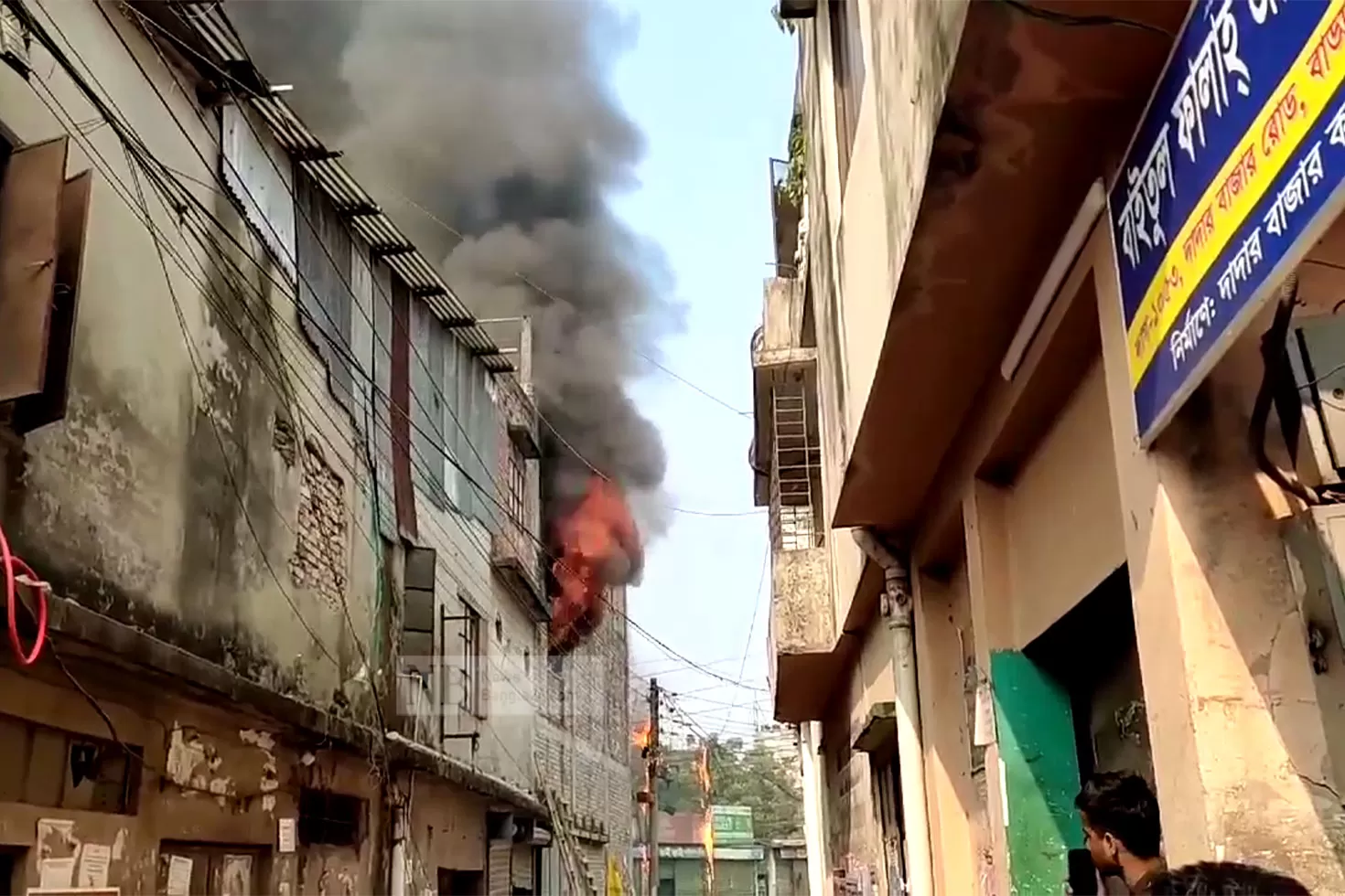 উত্তর বাড্ডায় ফার্নিচারের দোকানে আগুন