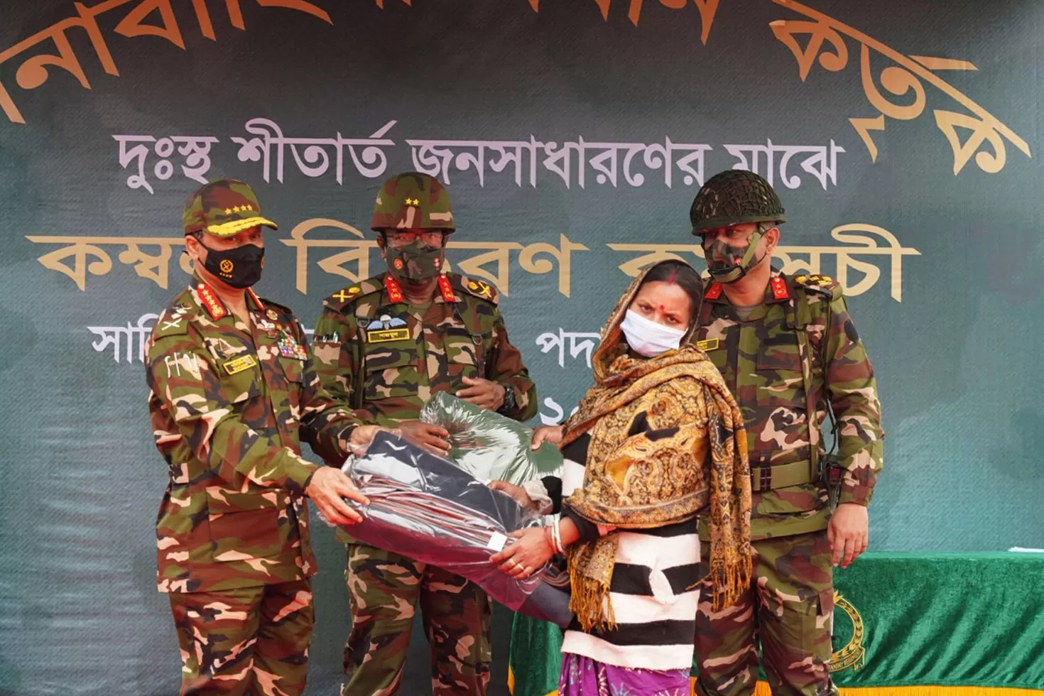 সিরাজগঞ্জে দুস্থদের মাঝে সেনাপ্রধানের শীতবস্ত্র বিতরণ