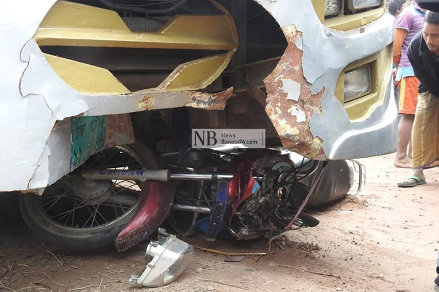বাসে পিষ্ট মোটরসাইকেল, বাঁচলেন দুই আরোহী