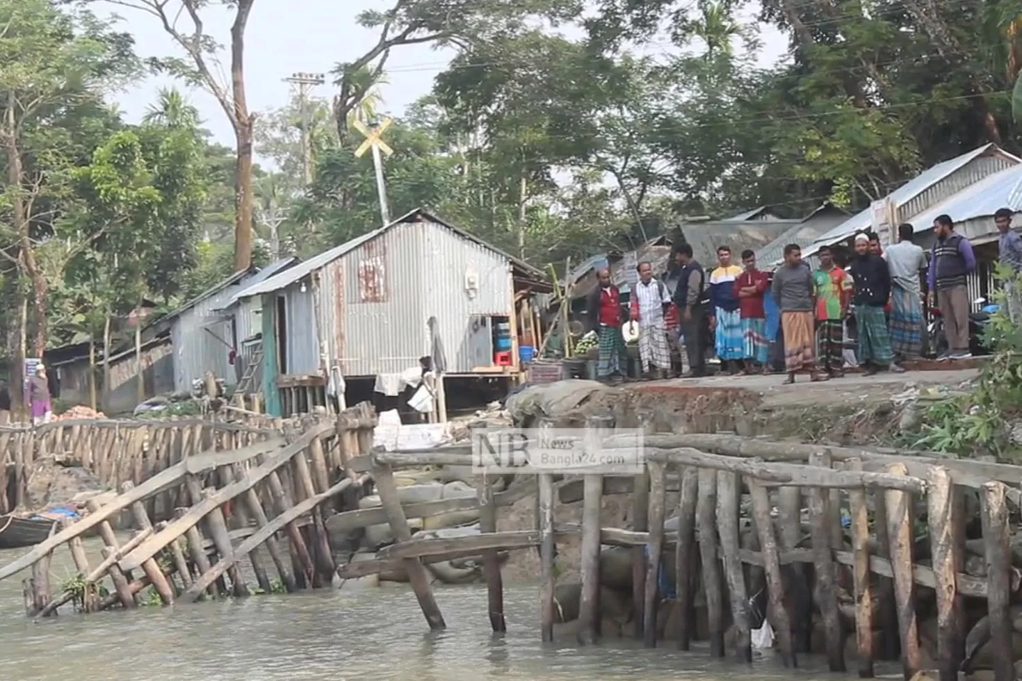 সন্ধ্যা নদীর ভাঙনে দিশেহারা পাড়ের মানুষ