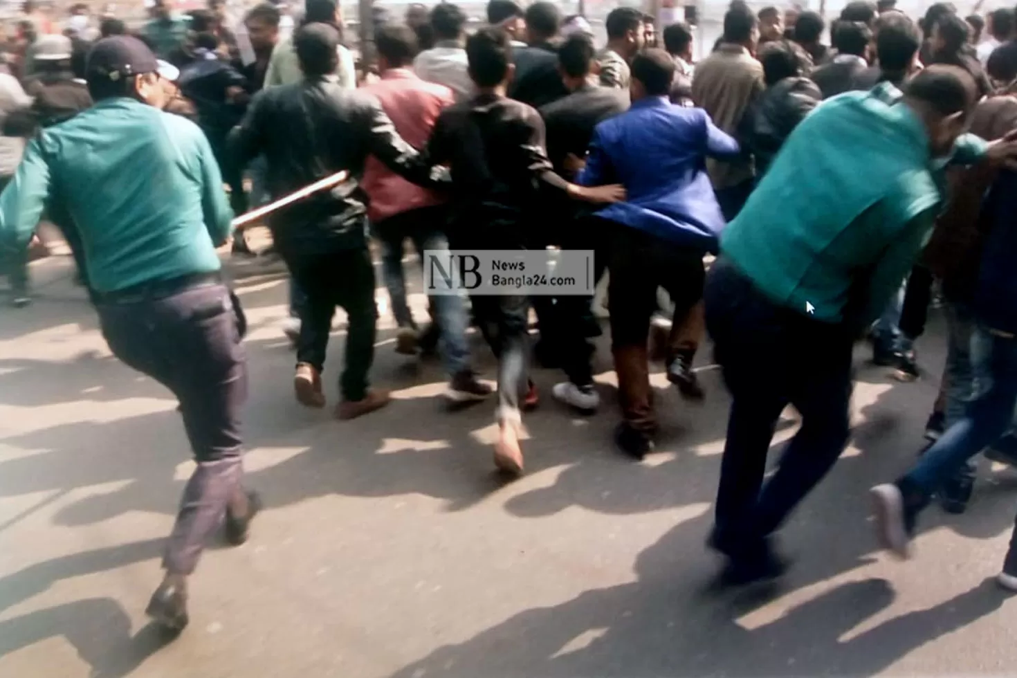 ছাত্রদলের মি‌ছিলে পু‌লিশের লা‌ঠিচার্জ