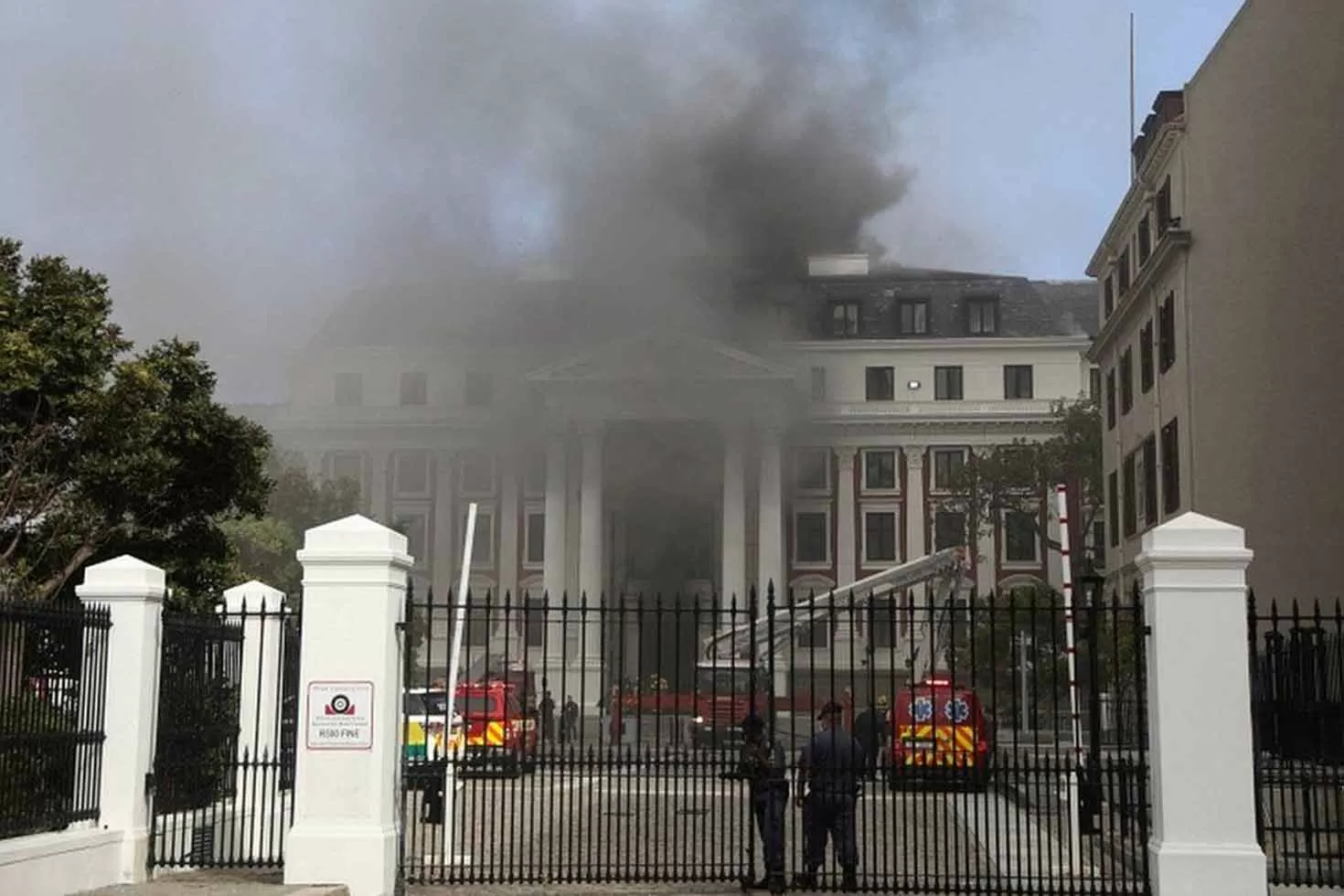 সাউথ আফ্রিকার পার্লামেন্ট ভবনে আগুন