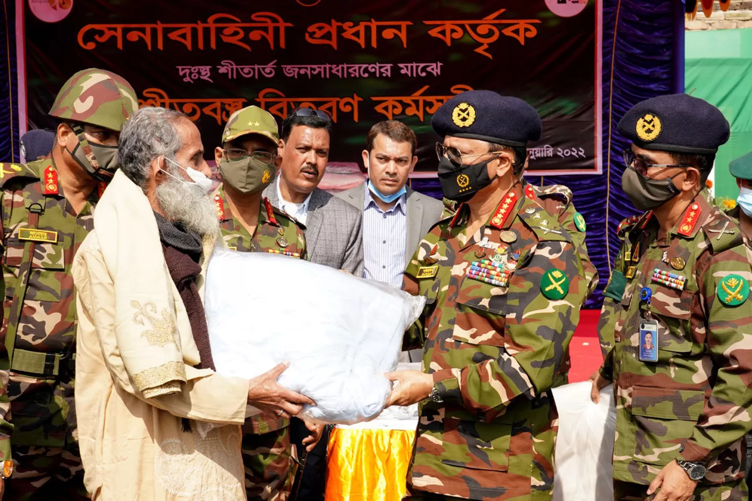 নড়াইলে-দুস্থদের-মাঝে-সেনাবাহিনী-প্রধানের-শীতবস্ত্র-বিতরণ