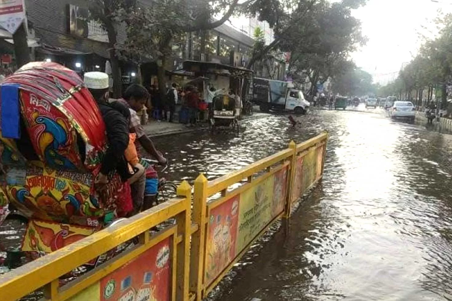 সার্ক ফোয়ারার পাইপ ফেটে সড়কে জলাবদ্ধতা, ভোগান্তি